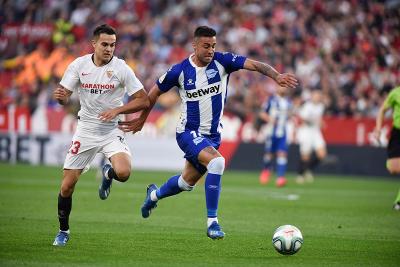 Víctor Camarasa ante Reguilón (foto: Kiko Hurtado).