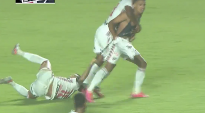 Dani Alves acabó siendo arrastrado por su compañero tras el gol que anotó Brenner en el Sao Paul