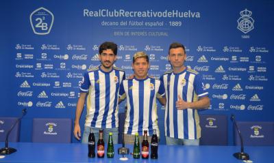Cristian Martínez, en el centro, posa durante su presentación.