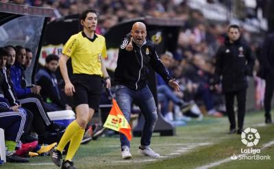 Rozada da instrucciones durante el Rayo-Oviedo (Foto: LaLiga).