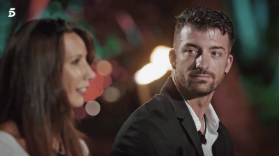 Rubén Sánchez, junto a Fani en la hoguera final de 'La isla de las tentaciones' (Foto: Telecinco)