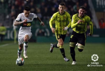 Guti presiona a Josan en una jugada del partido (Foto: LaLiga).