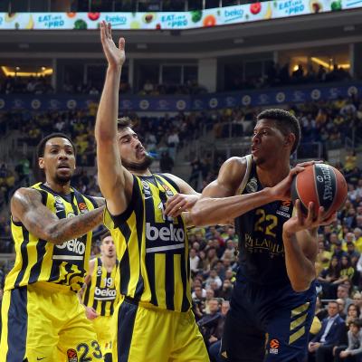 Eddy Tavares busca un pase ante el Fenerbahce en Euroliga (Foto: Real Madrid).
