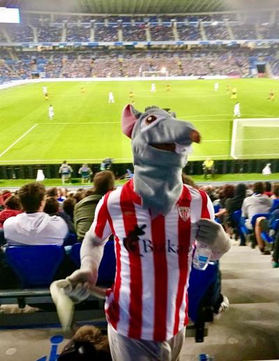 De esta guisa se paseaba un sujeto por la grada del Reale Arena.