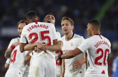 Joan Jordán celebra con Fernando su gol en Getafe.