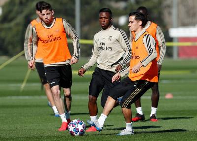 Lucas Vázquez, con Vinícius y Valverde en la sesión (Foto: RM).