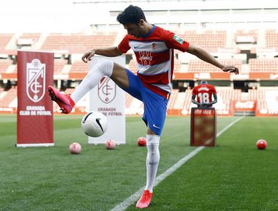 Antoñín, presentado con el Granada (Fotos: Granada CF).