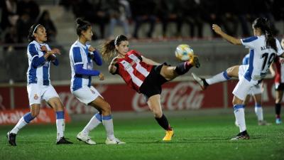 Damaris golpea el balón rodeada de jugadoras del Espanyol (Foto: Athletic Club).