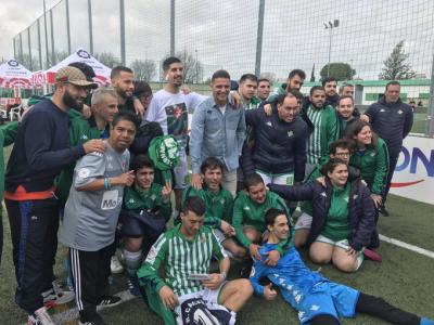 Los jugadores del Betis con el equipo Genuine (foto: Fundación LaLiga).