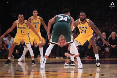 Antetokounmpo, ante LeBron James.