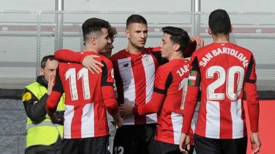 Gorka Guruzeta, felicitado por sus compañeros, tras marcar el 2-0 (Foto: Athletic Club).