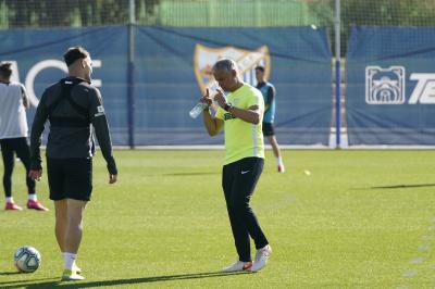 Pellicer charla con Sadiku durante el entrenamiento de hoy.