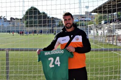 Tati Maldonado posa con una camiseta del Betis con su nombre.