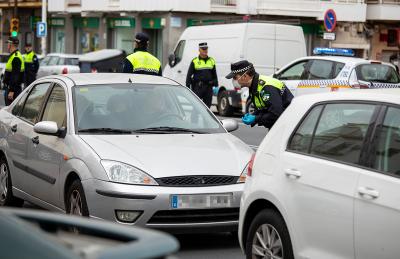 Un control de la policía local en el centro de Huelva.