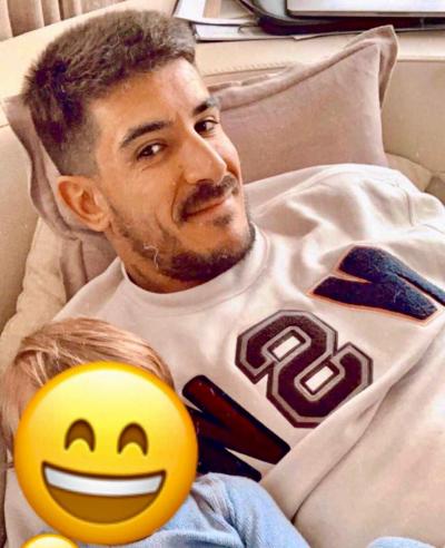 Yuri Berchiche posa en su casa con su hijo (Foto: Yuri Berchiche).