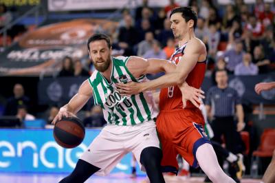 El bético Pablo Almazán con la pelota.