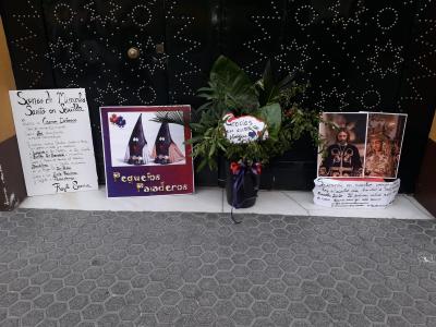 Mensajes en la puerta de la capilla de San Andrés (foto: Los Panaderos).