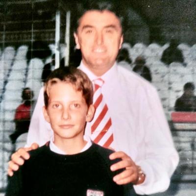 Un joven recogepelotas Kevin Doyle junto a Radomir Antic en San Mamés.