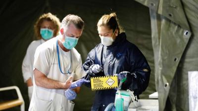 Un sanitario colocándose los guantes (Foto: EFE).