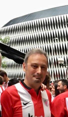 Gontzal Sever, socio del Athletic Club antes de un partido en San Mamés.