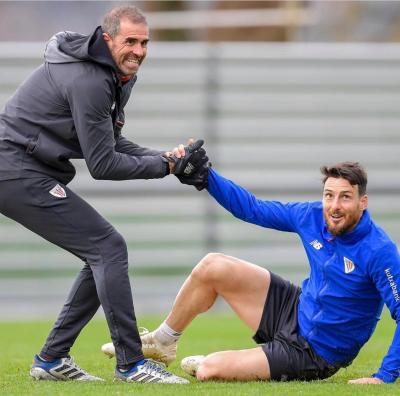 Gaizka Garitano ayuda a levantarse a Aritz Aduriz en Lezama (Foto: Athletic Club).