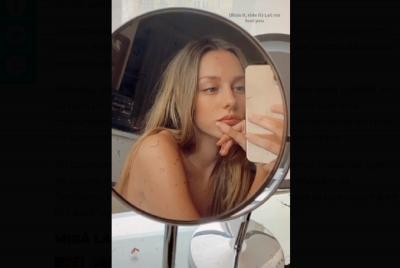 Ester Expósito, en topless frente al espejo.