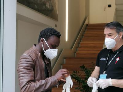 Pione Sisto realizándose los test del coronavirus en A Sede (Foto: A.B.).