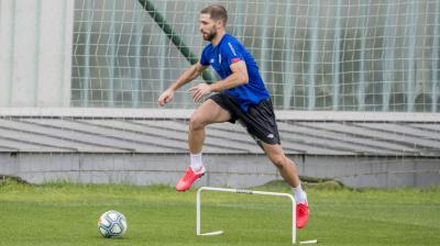 Yeray Álvarez salta una valla en el trabajo de Lezama (Foto: Athletic Club).