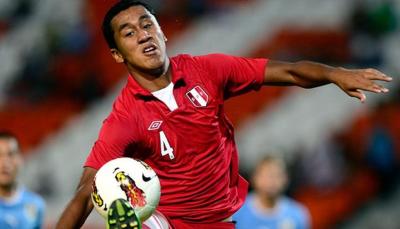 Renato Tapia, durante un partido con la selección de Perú.