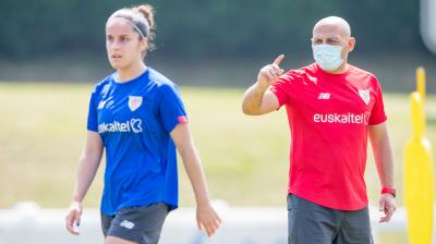 Ángel Villacampa da instrucciones en la sesión del femenino (Foto: Athletic Club).