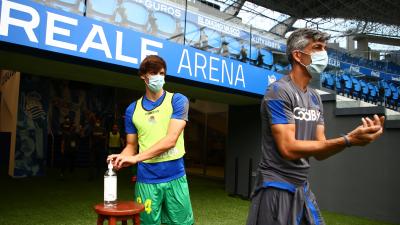 Imanol y Le Normand se echan gel antes de saltar al césped del Reale Arena (Foto: Real Sociedad).
