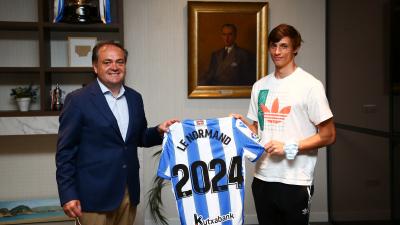 Robin Le Normand y Jokin Aperribay, con la camiseta de la renovación del zaguero (Foto: Real Socie