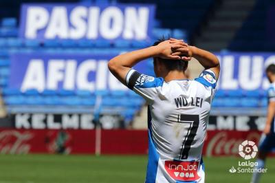Wu Lei se lamenta durante el partido ante el Alavés (Foto: LaLiga).