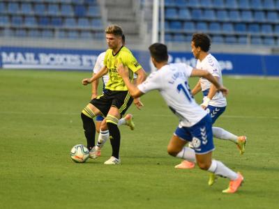 Guti, con el esférico ante la oposición de varios rivales (Foto: ZGZ).