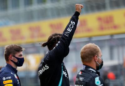 Hamilton celebra la victoria con el puño alzado.