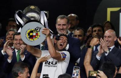 Parejo levanta la Copa del Rey.