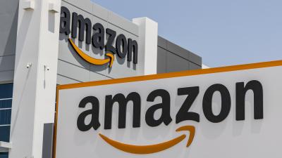 Logo de Amazon en la sede de la compañía.