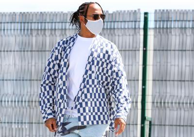 Lewis Hamilton, con ropa de calle en el circuito de Silverstone (Foto: LH).