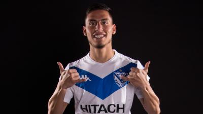 Lucas Robertone posa con la camiseta de Vélez (Foto: Vélez).