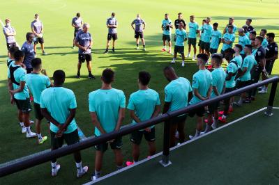 Manuel Pellegrini en una charla con sus jugadores (foto: RBB).