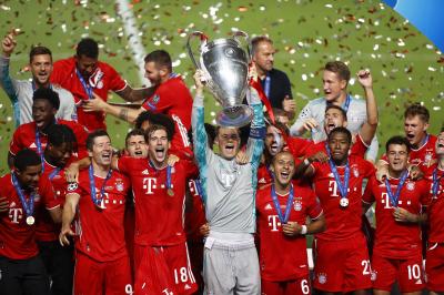 Los jugadores del Bayern en el momento de levantar el título.