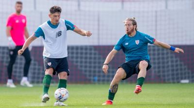 Iker Muniain achucha a Unai Vencedor en Lezama (Foto: Athletic Club).