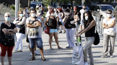 Vecinos acuden a los cribados por PCR (Foto: EFE).