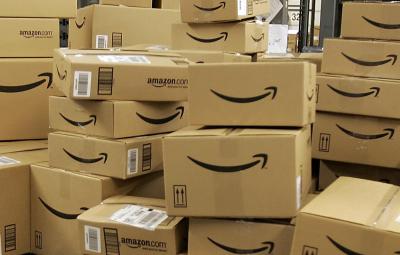 Paquetes de Amazon apilados.