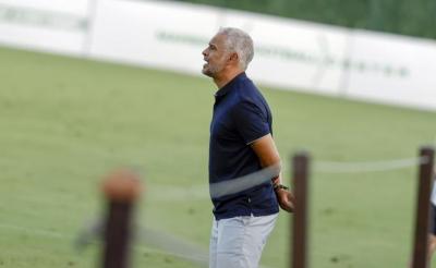 Pellicer, en la banda en el duelo ante el Alcorcón (Foto: Málaga CF).