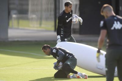 Claudio Bravo y Joel Robles (Foto: Kiko Hurtado).