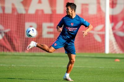 Óliver Torres, entrenando con el Sevilla (Foto: SFC).