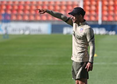 Simeone da indicaciones en una sesión del Atlético de Madrid (Foto: ATM).