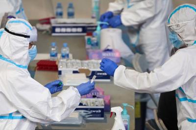 Personal sanitario realiza pruebas PCR por el coronavirus en Cataluña. (Foto: EFE/David Borrat).