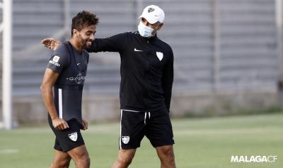 Pellicer, en un gesto cariñoso con Benkhemassa (Fotos: Málaga CF).